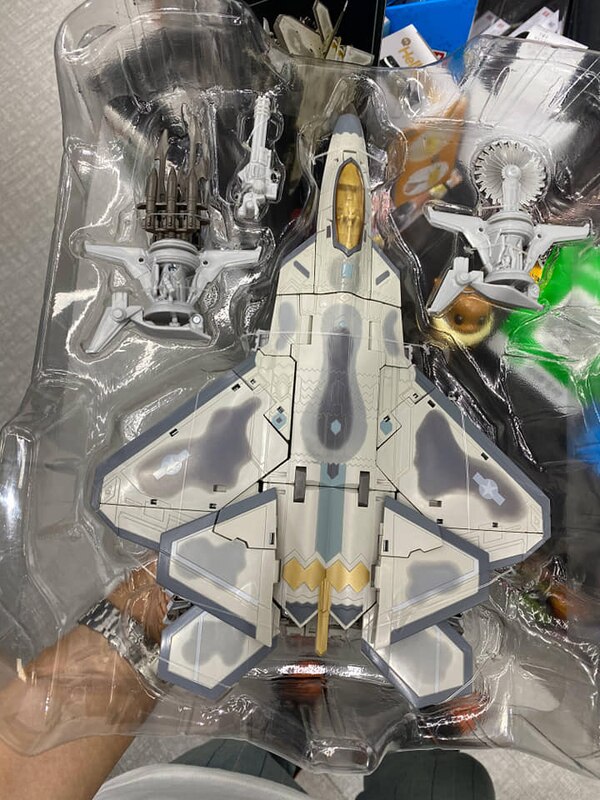 Transformers Movie Masterpiece MPM 10 Starscream In Hand Images  (4 of 4)